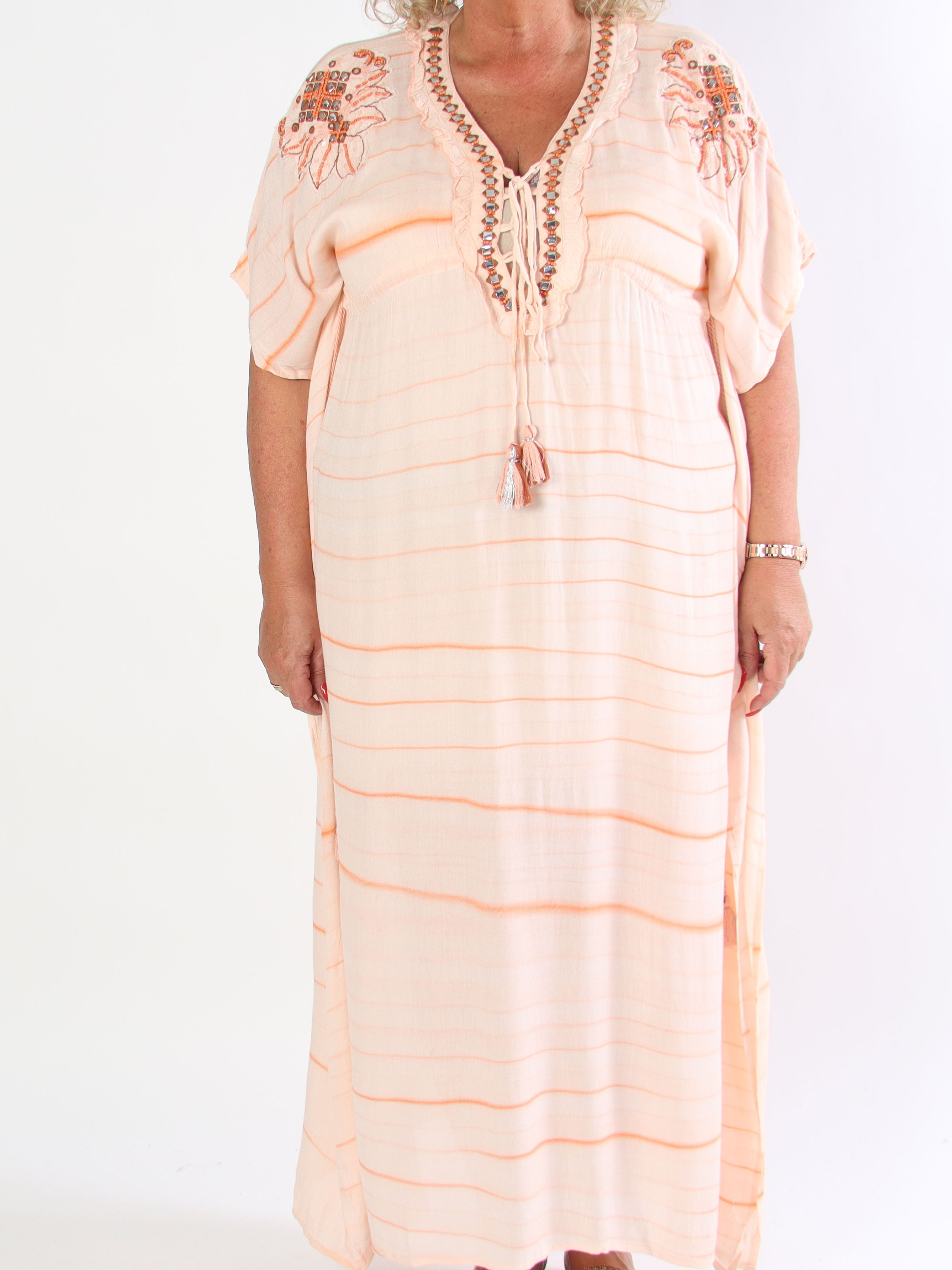 Avery - Plus size-klänning i viskos med pärlor och spets vid bröstet